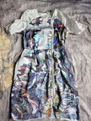 Klänning från Tiger of Sweden  - Klänning från Tiger of Sweden med en unik design som kombinerar konst och mode i fint silke. Kostade runt 3500 kr i inköp. Aldrig använd utan endast tvättad vid flytt då jag har en större storlek numera. 