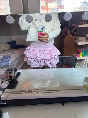 Rosa volangkjol - Supersöt kort rosa  volangkjol som jag köpte på en marknad i Spanien. Har dock tyvvär inte riktigt haft användning för den. Har även inbyggda shorts! Den ska vara i one size men om jag får säga det själv så passar den mellan typ xs-m.🩷