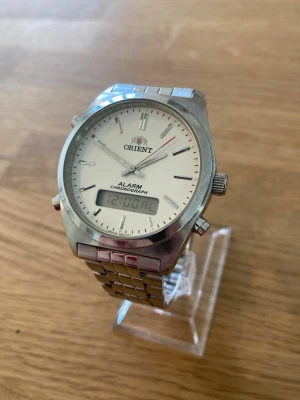 1987 Orient Ana-Digi Chrono 38mm Herrur - Säljer en snygg välbevarad japansk vintageklocka från sent 80-tal. Märket är klassiska och eftertraktade Orient i mycket fint skick enligt bilder. Enstaka tecken på användning som inte stör. Går utmärkt med fungerande batteri, originalarmband i rostfritt stål, alarmfunktion, mineralglas, japanskt urverk, vattentät, kronograf osv.  Begagnat värde: 1800 SEK Mitt pris: 789 SEK  Skickas snabbt och spårbart. Skriv vid frågor och se gärna mina andra annonser!