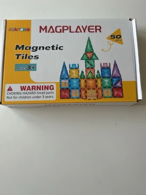 Magplayer magnetiska byggplattor 50 st - I have a total of seven boxes brand new magnetic tiles each box has 50st in the price on this add is for only one box but if you want more than one please let meknow and i will fix a deal price Magplayer magnetiska byggplattor, 50 färgglada delar i plast. Perfekt för att bygga kreativa konstruktioner och figurer. Plattorna är i olika former och färger som röd, grön, gul, blå och lila. Passar barn från 3 år och uppåt.