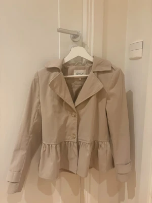Beige trenchcoat  - Jag säljer min fina kappa! Jag älskar denna jacka men den har tyvärr blivit för liten! Pris kan diskuteras💗💗
