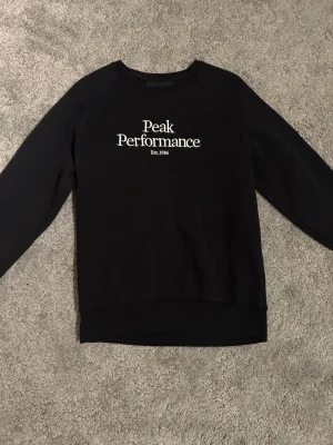 Peak Performance tröja   - sweatshirt från Peak Performance som är i storlek m, den är aldrig använd och är äkta. Pris kan diskuteras 🤝