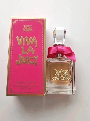 Juicy Couture Viva La Juicy parfym 30 ml - Toppnoter Vilda bär & Saftig mandarin. Hjärtnoter Kaprifol, Gardenia & Jasmin. Basnoter Amber, Kola, Vanilj, Sandelträ & Praliner. 30 ml. Nypris 620 kr Säljes pga felköp i present  https://www.kicks.se/juicy-couture-viva-la-juicy-eau-de-parfum-30-ml 