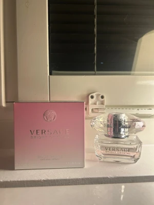 Versace Bright Crystal parfym - Versace Bright Crystal är en lyxig parfym med en elegant, transparent glasflaska och en stor kristallformad kork. Box medföljer. Eau de toillete