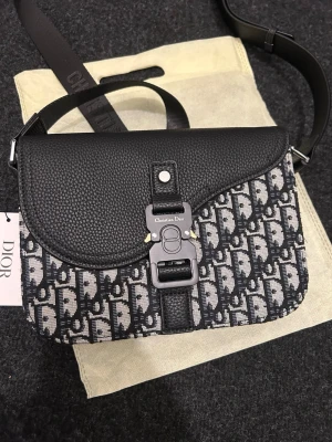 Medium saddle bag herr  - Helt ny väska. Skicka meddelande vid frågor. Kolla även in mina andra annonser.