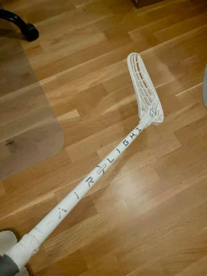 Zone airlight 29 - Säljer nu en Zone airlight innebandyklubba. Klubban är vit med silvriga detaljer. Det är ett vitt Hyper blad i PP plast monterat på klubban. Den är 92cm lång och har 29 flex. Den har slagmärken på skaftet (se sista bilden), i övrigt är den i fint skick. Vid frågor eller funderingar är det bara att höra av sig. Pris kan diskuteras.