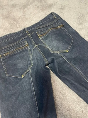 Mörkblå jeans med dragkedjor bak - Snygga mörkblå jeans