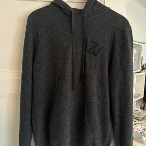 Zadig Voltaire kashmir hoodie - En kashmir hoodie från Zadig Voltaire. Väldigt eftertraktad och är helt ny. Aldrig använd med tagg. Nypris 4400, säljer endast för 1999. Priset kan diskuteras!