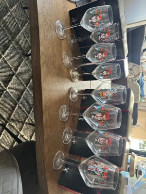 8 färgglada vinglas Carolina Gynning - Säljer ett set med 8 vinglas från Carolina Gynning. 4 vitvins glas och 4 rödvins gals. Glasen är genomskinliga med unika, färgstarka motiv av ansikten och blommor tryckta på kupan. Perfekta för dig som gillar konstnärlig design och vill ha något som sticker ut på bordet. Materialet är glas.