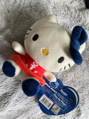 Hello kitty - Hej! Jag säljer den här hello kitty gossedjuret jag köpte förra sommaren på en kryssning, den kostade 13€ därav priset. Hello kitty lappen är kvar, då det är riktiga sanrio som tillverkat den :)