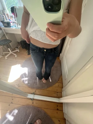Mörkblå bootcut-jeans från cheap Monday  - Säljer ett par mörkblå bootcut-jeans från Cheap Monday i storlek 27/32. Dem är dock liten sak på knät som typ inte syns fast ni kan se de på slide 3❤️❤️❤️