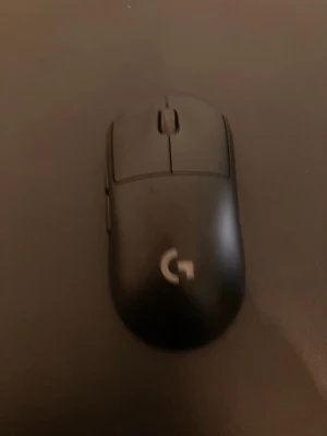 Svart trådlös gamingmus Logitech - Säljer en svart trådlös gamingmus från Logitech med stilren design och två sidoknappar. Musen har en matt finish och är tillverkad i plast. Perfekt för gaming eller arbete vid datorn.