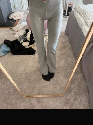 Gråa bootcut mjukisbyxor - Säljer mina snygga gråa tajtare bootcut mjukisbyxor i storlek xs, fint skick men har en fläck som väldigt troligt går bort i tvätten! Skriv vid fler frågor, pris kan alltid diskuteras!