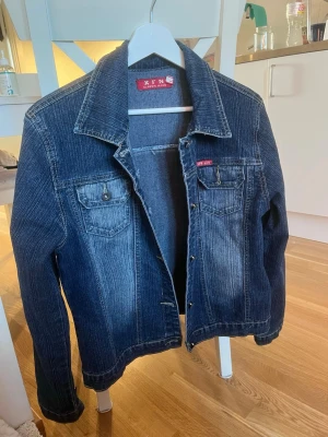 Jeans jacka  - Inga defekter alls!! Super bra skick!! Passar till allt! Perfekt till sommaren. Passar både M och L. 