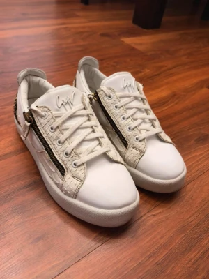 Giuseppe Zanotti skor - Snygga vita sneakers från Giuseppe Zanotti, i bra skick