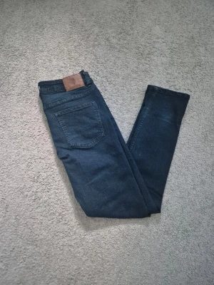 U.S. POLO ASSN. - Snygga mörkblå skinny jeans från Lee med klassisk femficksdesign och läderpatch bak i midjan. Jeansen har smal passform och är tillverkade i stretchigt denimtyg för extra komfort. Perfekta till en avslappnad streetstyle-look.