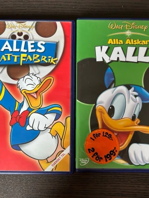 Kalles skrattfabrik & alla älskar Kalle dvd - Två DVD-filmer med Kalle Anka: "Kalles Skrattfabrik" och "Alla Älskar Kalle". "Kalles Skrattfabrik" har en speltid på 66 minuter och "Alla Älskar Kalle" har en speltid på 51 minuter. Båda filmerna har svenskt tal och text.  Båda finns på språk: Svenska, Finska, Danska, Norska, Engelska   OBS!! skivorna är begagnade så det kan förekomma repor/hairlines på skivorna, men då jag kollar igenom alla filmer jag säljer garanterar jag att alla funkar felfritt om inget annat står! :)