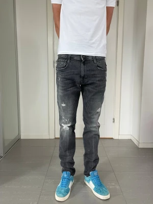 Replay Anbass Jeans - Säljer nu dessa Replay Anbass Jeans med snygga slitningar i populär design, skriv för fler bilder/frågor🙌🏼