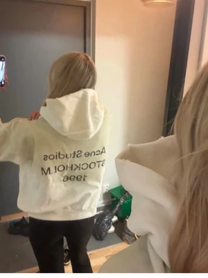 Vit hoodie  - Ny med prislapp, vit/clean färgad (se bild) en fläckig design