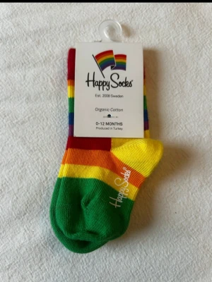 Baby strumpor / Bebis / Baby socks - Långa strumpor från Pride kollektionen. Övertäckt prislapp, men aldrig använda eller öppnade. Storlek 0-12 Månader.