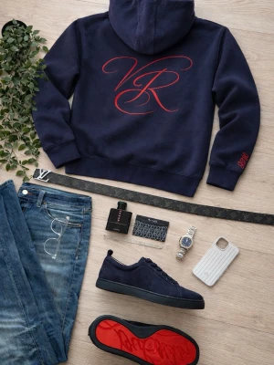 Viero Stellar Hoodie Mörkblå och röd  - Snygg mörkblå hoodie från Viero med stor röd VR-logga på ryggen och mindre röd detalj på ärmen. Klassisk huva och ribbade muddar. Perfekt för dig som gillar streetwear och vill sticka ut med exklusiva detaljer. För andra färger så är det bara att gå in via länken och titta eller eventuellt köpa 😁https://vieroshop2026.myshopify.com