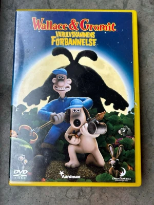 Wallace & Gromit: Varulvskaninens Förbannelse dvd - Wallace & Gromit - Varulvskaninens Förbannelse på DVD. Filmen är från 2005 och har en speltid på 1 timme och 21 minuter. Textning: Finska, Svenska, Isländska, Engelska.  Finns på språk: Svenska, Finska, Isländska, Engelska  OBS!! skivorna är begagnade så det kan förekomma repor/hairlines på skivorna, men då jag kollar igenom alla filmer jag säljer garanterar jag att alla funkar felfritt om inget annat står! :)