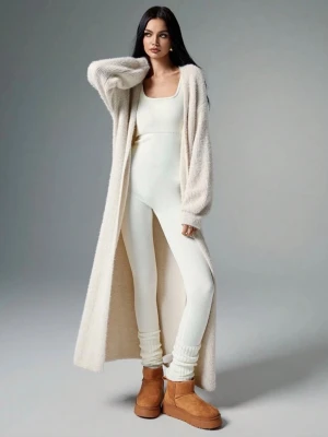 Lång beige kofta i mjukt material - Säljer en lång, öppen beige kofta med ribbstickade ärmar och avslappnad passform. Koftan är gjord i ett mjukt, fluffigt material och har en stilren look som passar perfekt till lager-på-lager outfits.