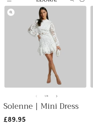 Vit klänning från Leora - Vit spetsklänning från Leora, modell Solenne Mini Dress. Storlek S, helt ny med prislapp kvar. Superfin passform med långa ärmar och volang nedtill  Parfekt till midsommar eller studenten!  Nypris 899 kr