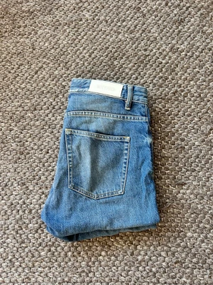 Whyred jeans straight/regular - Säljer ett par blå jeans med raka ben och klassisk femficksdesign från det svenska märket whyred. Jeansen har normalhög midja. Waist 29 och längd 30. Skriv för frågor!