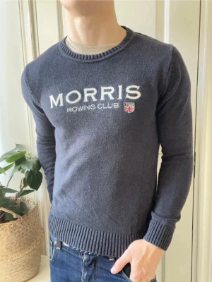 Mörkblå stickad tröja Morris - Mörkblå stickad tröja från Morris, Inga defekter! Modellen i bilden är 180cm 75kg och bär storlek S,  Kom med frågor🌟