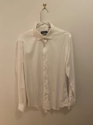 Vit skjorta storlek M - Klassisk vit skjorta från Dressmann i slim fit-modell. Skjortan är i storlek M