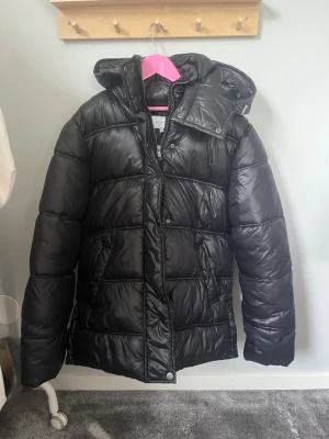 Vinterjacka - Vinterjacka storlek XS från Bubblelroom, som ny. Använd ca 3 gånger, ingen defekt. Nypris: 800kr