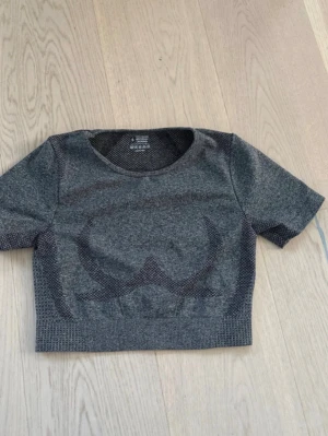 Gym crop top  -  Gymtak från SHEIN  storlek S
