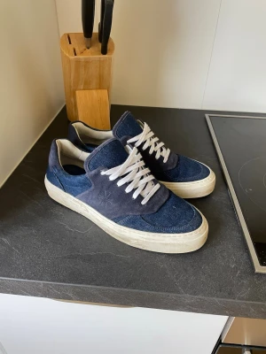 Jacob Cohen dreamer - Otroligt snygga och sällsynta Jacob Cohen sneakers i utmärkt skick, endast lite smutsiga vid sulan men det går enkelt att tvätta och då blir som nya. Köptes även helt nya så endast använda av mig hittills. Pris kan diskuteras vid snabb affär mvh Anton!