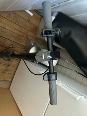 Svart elscooter med digital display - Navee easy ride 20