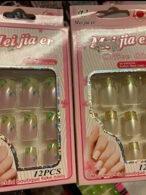 naglar med blommönster  - Säljer två förpackningar  naglar . Ena setet har ljusrosa bas med gröna och rosa blommönster, det andra har transparent bas med guldfärgade detaljer. Perfekt för dig som vill ha snygga naglar snabbt!  45kr/paket , samma frakt om du köp fler 