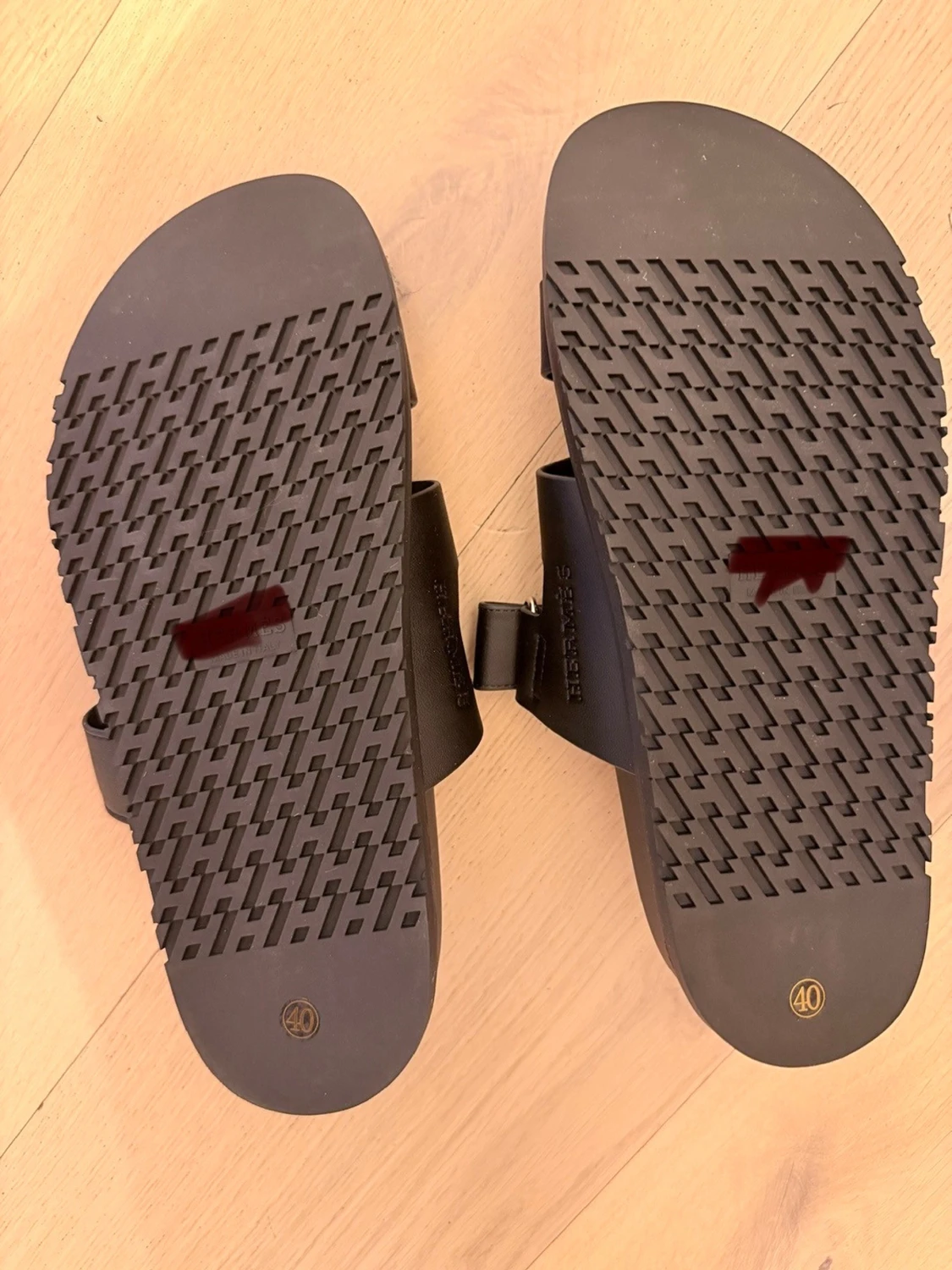 Svarta sandaler med breda remmar. Små i storlek  - 2
