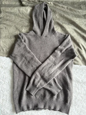 Merinoulls hoodie  - Säljer min sjukt snygga merinoulls hoodie från vailent i storlek S. Sitter otroligt skönt på kroppen med en fin passform. Fler bilder/mått fås på begäran. BVSA mvh//Hugo😊