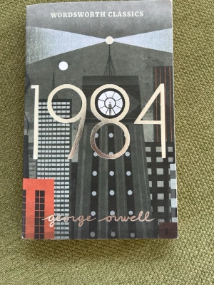 1984 - 1984 av George Orwell. Köpte för skolarbete, men läste den aldrig. Stått orörd.