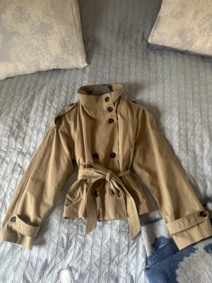 Bershka trenchcoat  - Säljer den populära trenchcoaten från bershka, endast testad men säljer pga att jag insåg att det var fel storlek💞