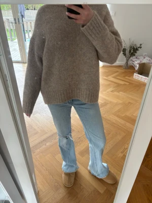 Beige oversized stickad tröja - Mysig beige  stickad tröja i oversized modell med långa ärmar och breda ribbade muddar. Tröjan är alpacka blandning. Hör bara er vid frågor 🥰