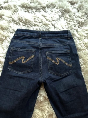 Mid waist jeans Nelly - Mid waist jeans med bootcut från nelly, väldigt stretchigt material, skulle säga s-m