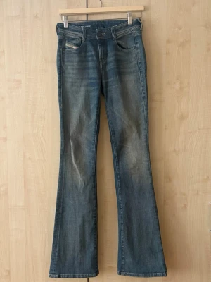 Lågmidjade bootcut jeans, diesel - Supersnygga helt oanvända jeans från diesel! Midjemått rakt över 37 cm och Innerbenslängd 84 cm!. Nypris ca 2000 kr💓