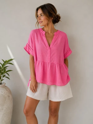 Rosa loose-fit blus i linne STAJL NY - Snygg rosa blus i luftig linmix med avslappnad passform och v-ringning. Blusen har korta ärmar med uppvik och en volangdetalj nedtill som ger en trendig look. Perfekt till sommaren och enkel att styla med shorts eller jeans. Stajl. 100% linne. Skulle säga att de är storlek M/L. Nytt plagg med prislapp. 