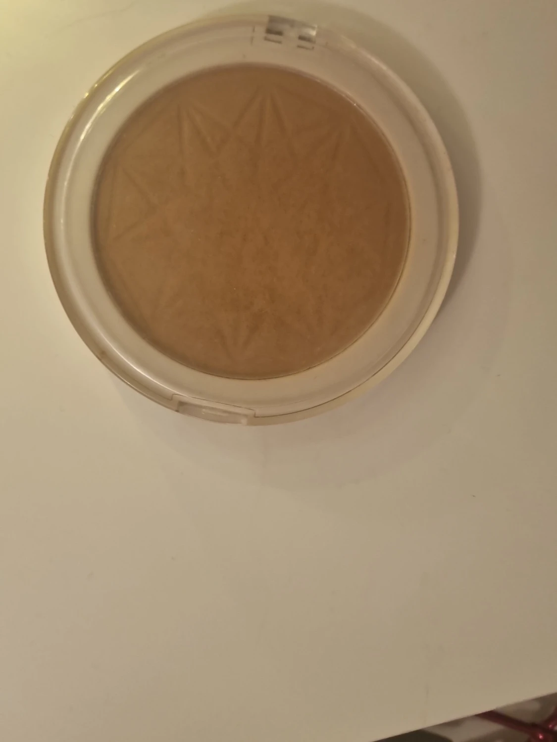 Matt bronzer i puderform med stjärnmönster
