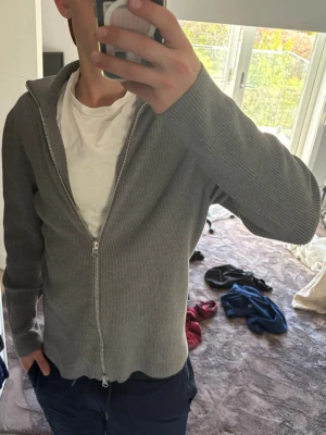 Ljung - Riktigt snygg tröja från Ljung. Storleken är M. Tveka inte på att höra av dig vid eventuella frågor och funderingar, vårat pris är inte hugget i sten!🙃