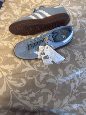 Adidas Spezial blå sneakers - Säljer dessa as feta skor eftersom dom var för små för mig! Dom är helt nya och fräscha! Hör av dig vid frågor! Va inte rädd för buda!!