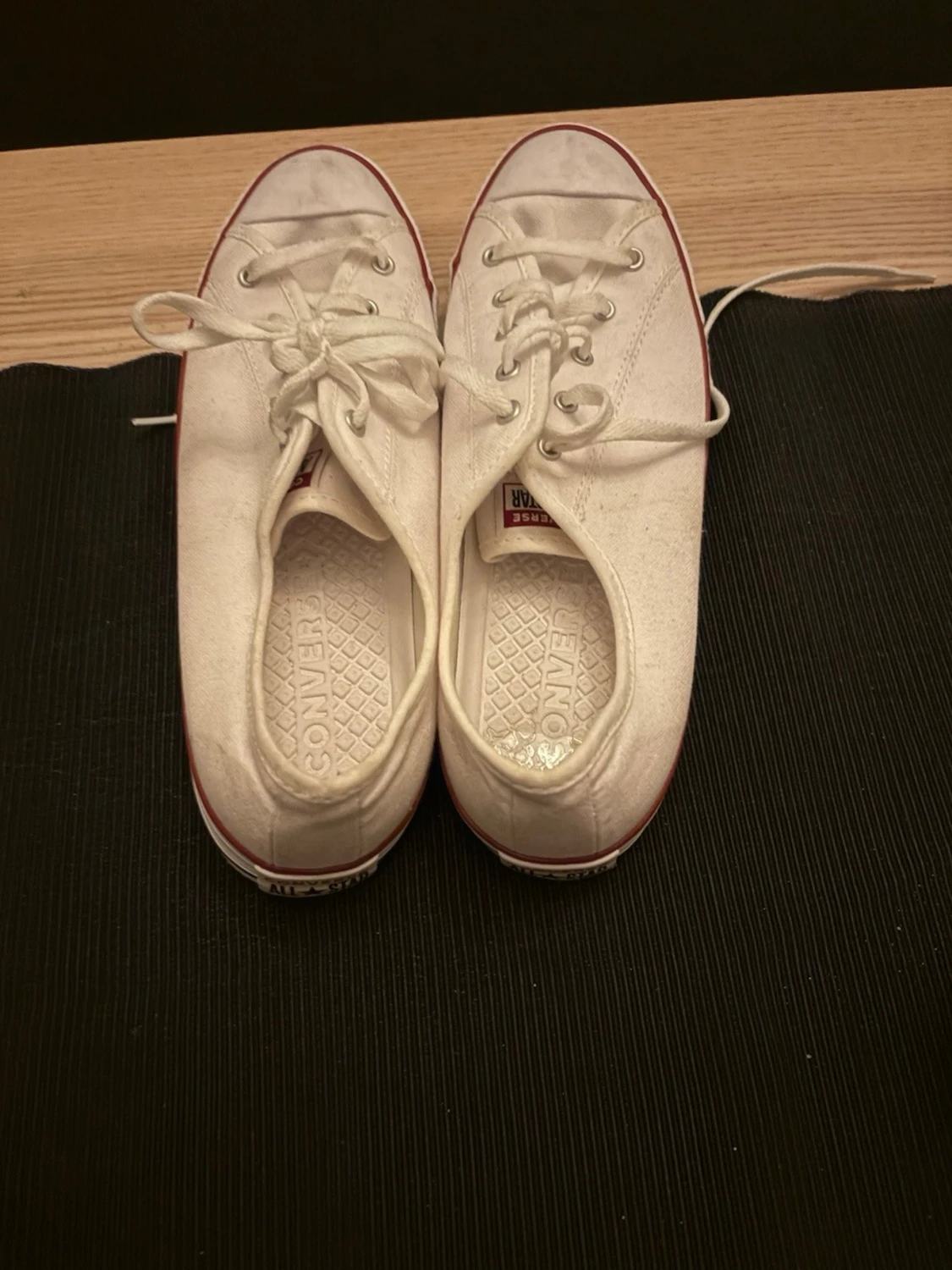 Vita Converse sneakers med röd kant - 1