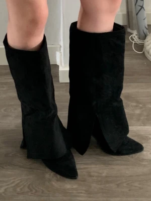 svarta boots med klack - i storlek 39 är helt nya då jag redan är väldigt lång och gillar inte skor som gör att jag blir längre. Som ni ser på undersidan av skon så är de inte använda utan är lite damm på endast. skona har varit i källaren så de är dammiga. går nog att borsta bort.  💗 köpte från boohoo för några år sedan
