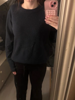 Marinblå stickad tröja  - Säljer en stickad tröja i storlek M i väldigt fint skick den är knappt använd, ny pris 200kr mitt pris 50kr men pris kan såklart diskuteras🥰 skriv om ni vill ha fler bilder så fixar jag det☺️